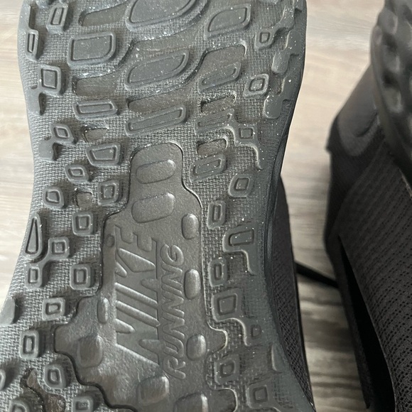 Nike Black Athletic Shoes with Cushioned Midsole - Picture 6 of 7